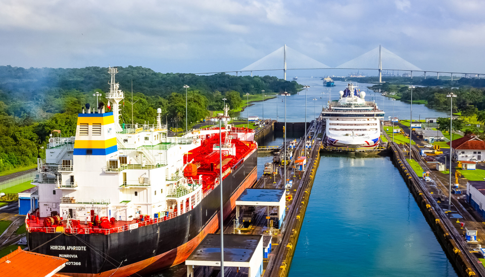 Panamakanalen er en viktig snarvei i internasjonal shipping. Arkivbildet fra 2019 viser et lasteskip (t.v.) på vei inn i Miraflores-slusene i kanalen.