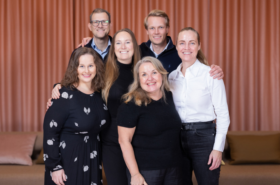 FINALISTENE KLARE: Juryen (f.v. bak) Stian Larsen, Stian Andersen, Ingvild Moen, Vikki Nathalie Walle-Hansen, Monica Solberg og jurykoordinator Kjersti Pedersen foran. Foto: Posten Bring