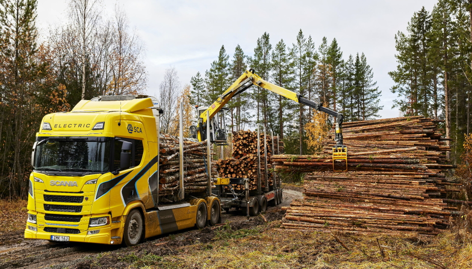 VERDENS FØRSTE: Elektrisk tømmerbil i drift i de svenske skoger.