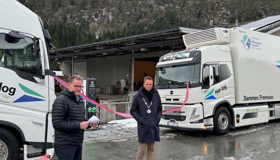 Nor-logs Ola Nærheim (Driftscontroller. f.v.) og Suldal-ordfører Mads Drange innviet Nor-logs første ladeanlegg på Sand i Rogaland mandag.