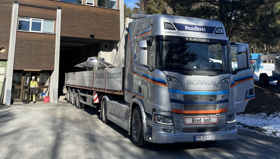 Her ankommer ekvipasjen på 37 tonn Faslefoss i Valdres, etter langtur fra Finland.