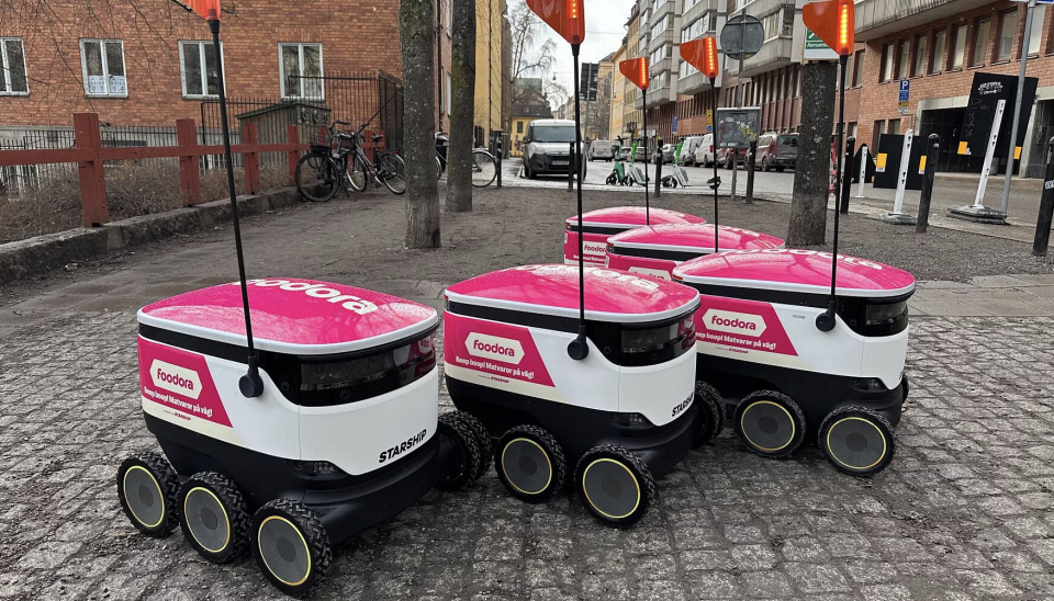15 slike Starship-roboter er satt i kommersiell drift i Stockholm. Foodora-ledelsen ønsker å komme i gang med kommersielle robotleveringer også i Norge - etter en positiv pilottest i fjor.