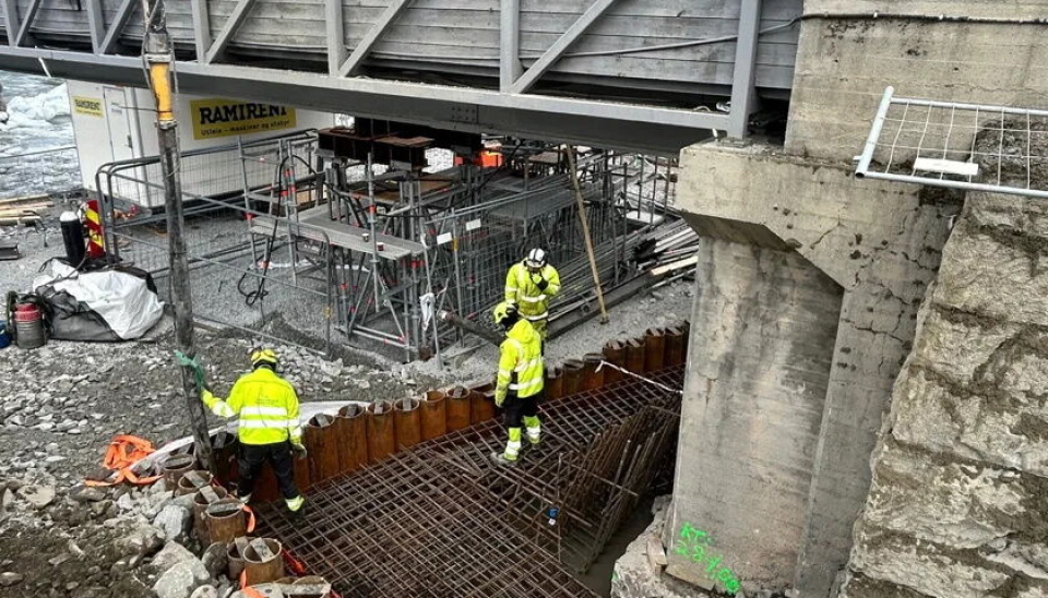 Bane Nor har jobbet intenst med å få reparert Otta bru siden januar. Nå ser det ut til at brua og dermed Dovrebanen kan åpne før påske.