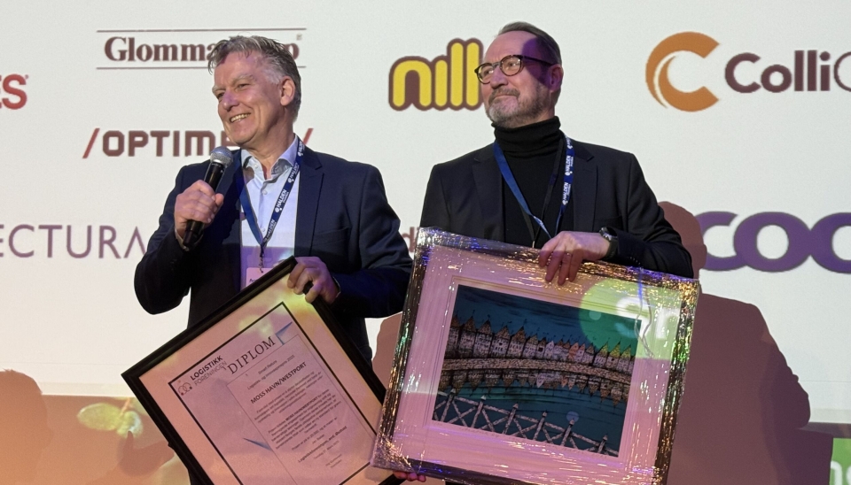 Arve Gøperød (f.v), styremedlem i Westport Moss AS, og Geir Mosether, rykende fersk havnedirektør i Moss Havn, under tildelingen av logistikk- og innovasjonsprisen under Logistikkdagen i Østfold.