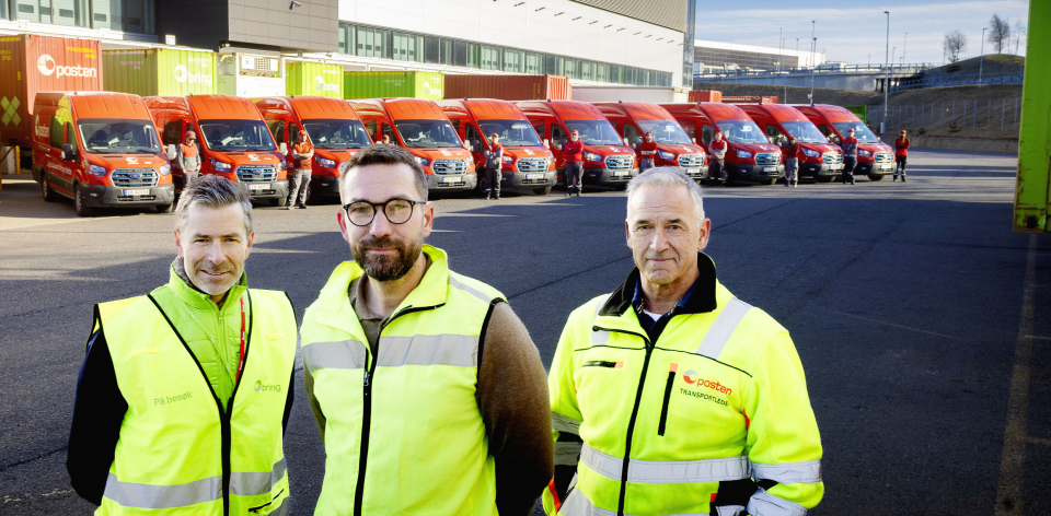 Innkjøpssjef i Posten Bring, Frode Skallerud, Postens Alexander Franke, og driftsansvarlig for varebil i Oslo, Carlos Jacobsen sammen med noen av Postens Ford E-Transit-er.