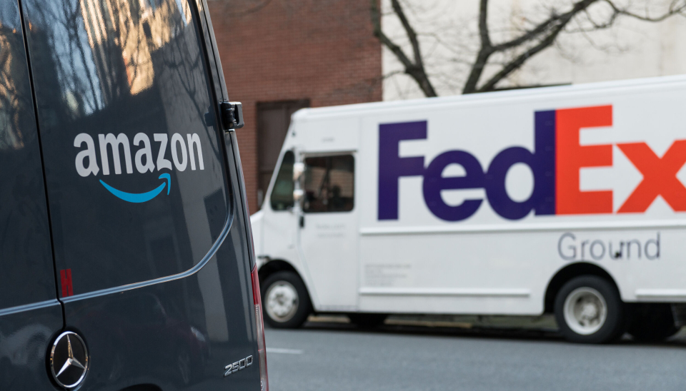 Store retailere som Amazon og Walmart får nok volum til å gjøre god butikk av egen distribusjon. Det svir for tradisjonelle last-mile selskaper som FedEx og UPS.