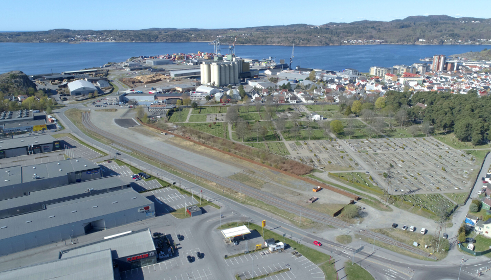 Den såkalte SIKA-tomta ved Larvik Havn kan bli en permanent jernbanegodsterminal.