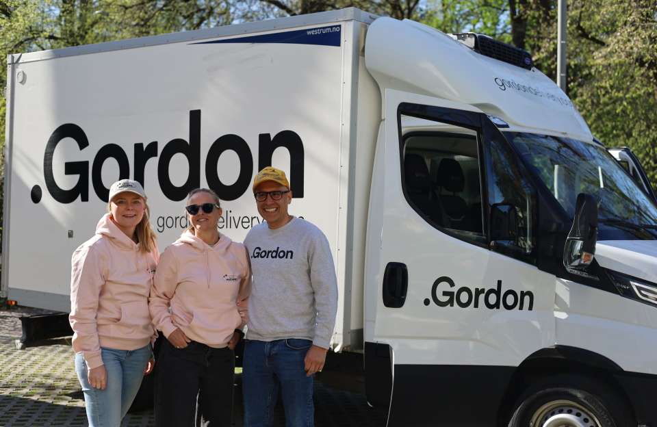 Logistikkdirektør Ane Wisløff-Høgestøl (fra venstre) og administrerende direktør Elisabeth Haug i Farmasiet og Ali Ghoce i Gordon samarbeider om kjøletransport av legemidler.