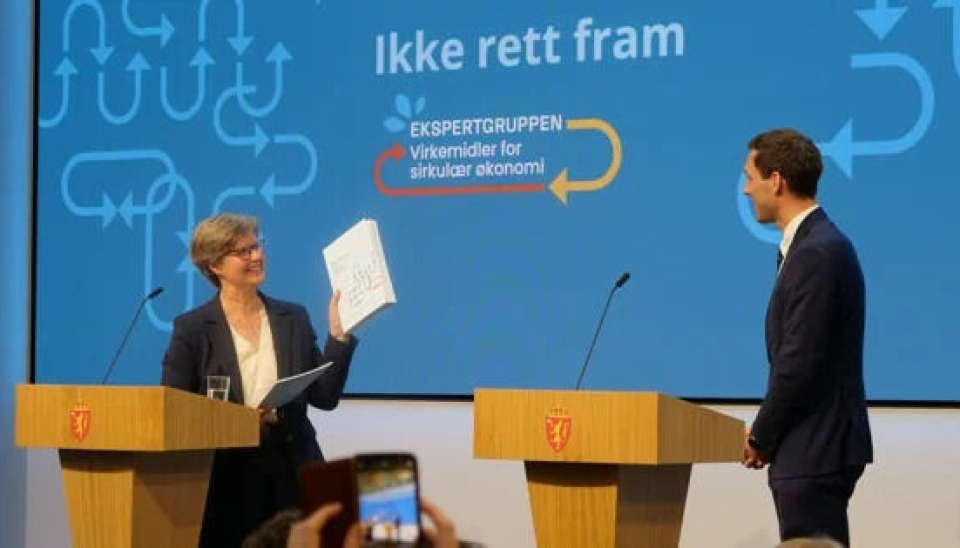 Brita Bye, leder i ekspertgruppen, overrakte rapporten til klima- og miljøminister Andreas Bjelland Eriksen.