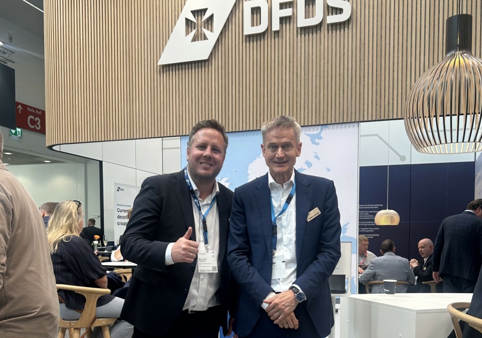 Bjørn-Olav Eikefjord, salgsdirektør for DFDS Logistics i Norge, i selskap med konsernsjef Torben Carlsen på standen i München.