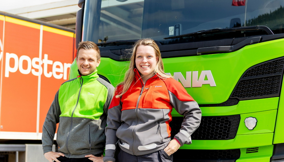 UTDANNET: Marion Boge Skaar er av de første som får lastebil-førerkortet sponset av Posten Bring, og rykker dermed opp i den tyngre divisjonen. Her sammen med Simen Bones, leder for Posten Bring Bildrifts varebilenhet i Bergen.