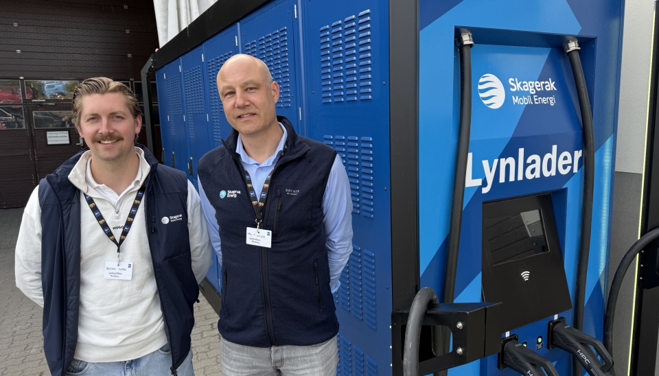 Pål Trygve Nilsen (f.h.) og Bendik Kjær med den mobile hurtigladeren på standen til Skagerak Mobil Energi på NLFs landsmøte.