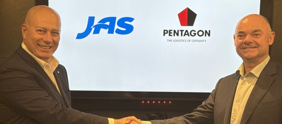 Marco Rebuffi (til venstre), CEO og i JAS og Ashley Taylor, Group CEO i Pentagon.