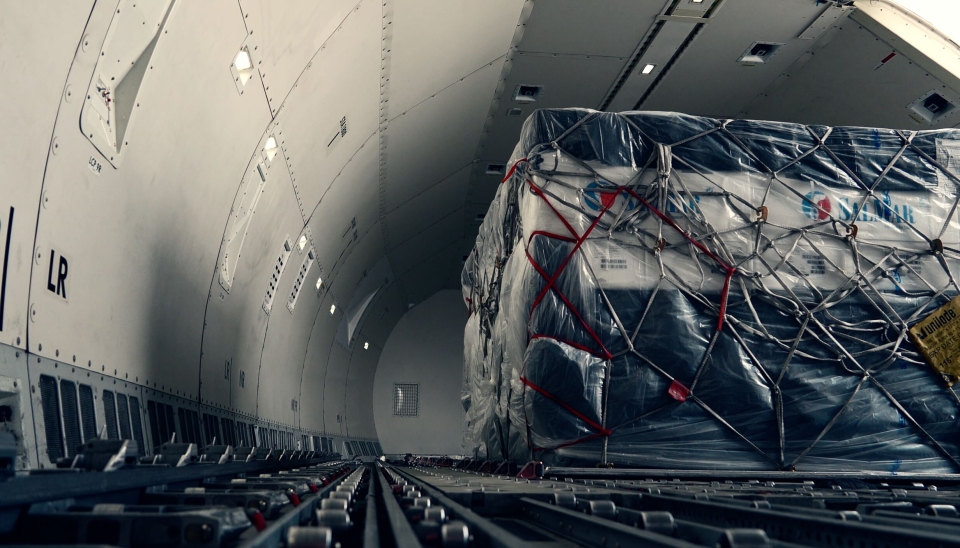 FLYVEFISK: En pall med norsk laks er klar for turen til Asia.