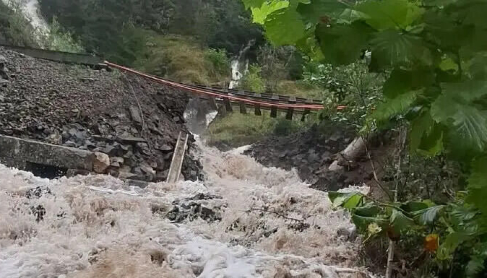 Skinnegangen henger i løse luften etter at banelegemet på Sørlandsbanen er skylt vekk ved Monatjørn i Lund kommune.