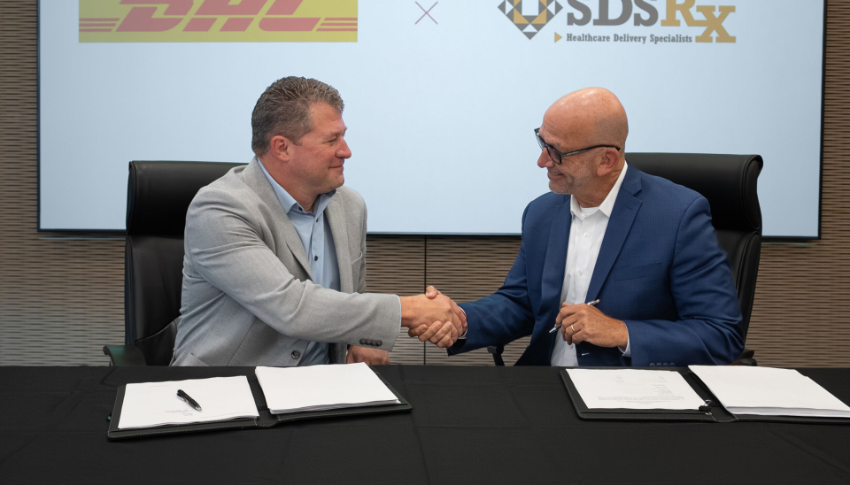 Mark Kunar, CEO for DHL Supply Chain region North America (f.v.) og Drew Kronick, grunnlegger og CEO i SDS Rx.