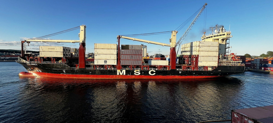 Nye beregninger: Sjøtransport slipper ut langt mindre CO₂ enn antatt - og langt mindre enn lastebil