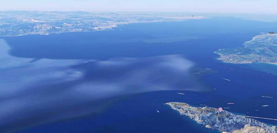 GIBRALTARSTREDET: En undersjøisk jernbanetunnel her kan bli ca. 28 kilometer lang (til venstre kan vi skimte Marokko og nede til høyre Gibraltar).
