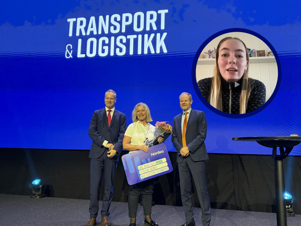 Mira Sofie Hammer mottok prisen som 'årets unge talent' i 2025. Prisen ble delt ut av NHO Logistikk og Transport, representert ved Are Kjensli (t.h.), overrakt av samferdselsminister Jon-Ivar Nygård til Karianne Andersen, salgssjef i Nor-log (i Hammers fravær).