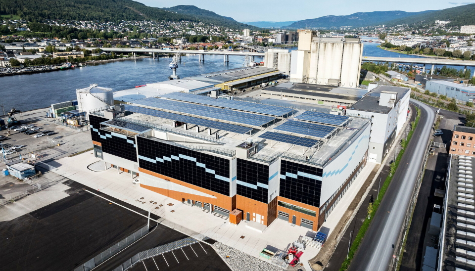 GOD KAPASITET: Med syv etasjer på 41.500 m² er bygget utstyrt med avanserte fasiliteter for mottak, klargjøring og utsendelse.