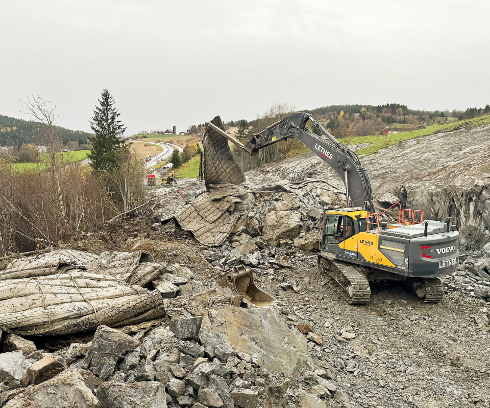 SPRENGMATTER: Veien sett mot sør. I bakgrunnen er E6 som den midlertidige veien vil koble seg på