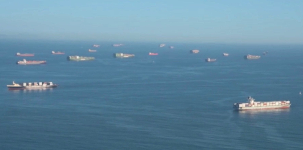 Utenfor Port of longe Beach i Los Angeles, lå det denne uken 26 fartøy i kø som venter på å få losse.