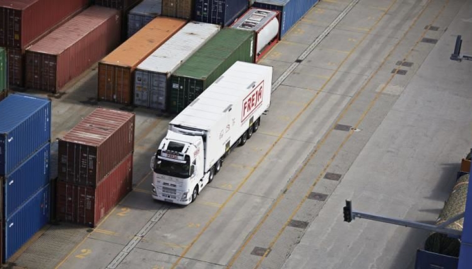 Det kommer store mengder med last inn samtidig, og som infrastrukturen i havnene ikke makter å håndtere.