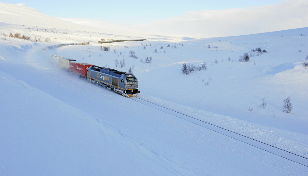 Ifølge TØIs Kjell Werner Johansen er forlengelse av Nord-Norgebanen irrelevant, og som vil være avleggs før den er ferdig. Her godstog fra CargoNet på vei over Saltfjellet på Nordlandsbanen.