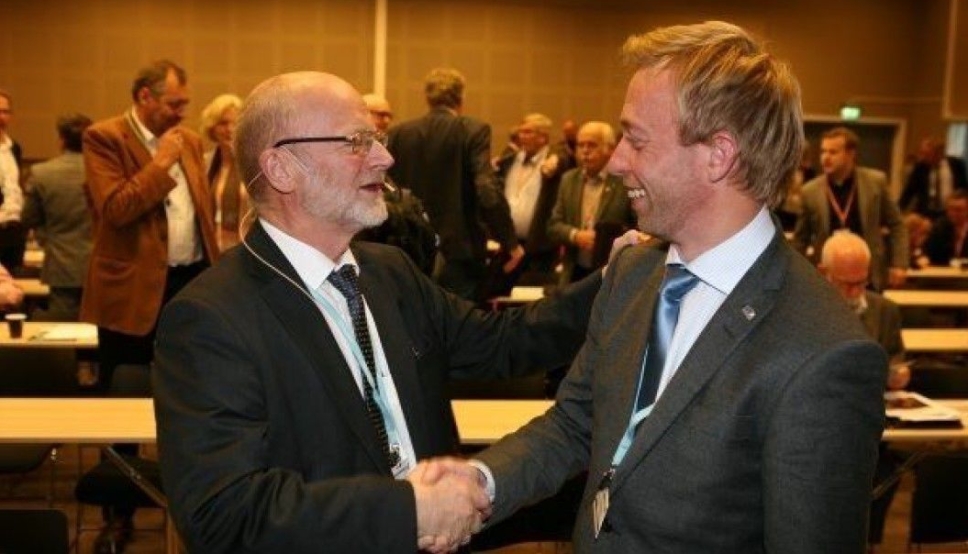 Her møter statssekretær John-Ragnar Aarset i Samferdselsdepartementet tidligere styreleder Erling Sæther i NHO LT. Dette var vel og merke før pandemiens tid, hvor det var lov til nærhet og klapp på skulderen. Foto: Per Dagfinn Wolden