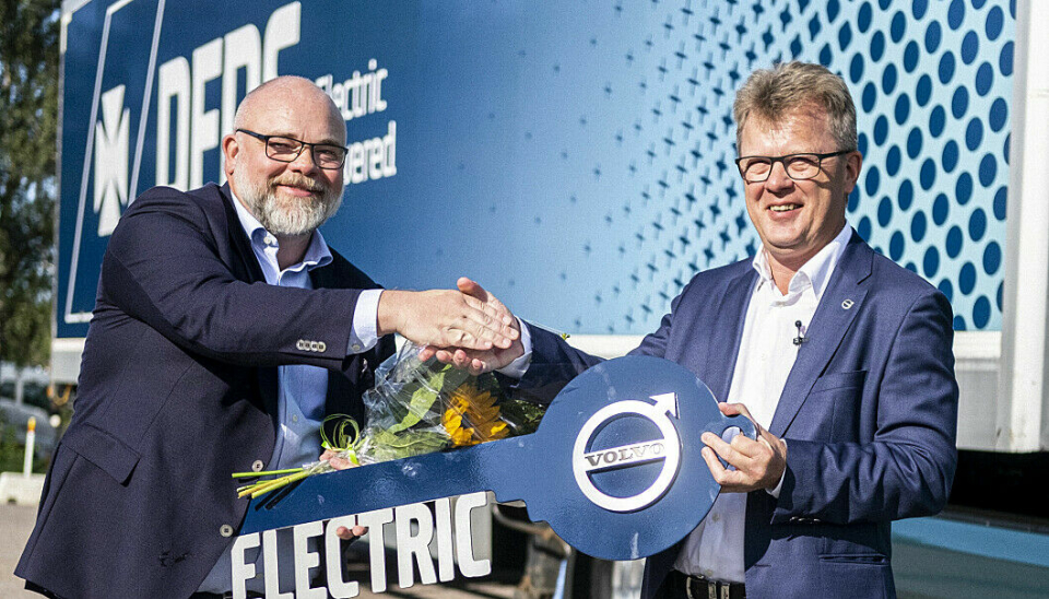 Den første Volvo FM Electric ble overlevert av administrerende direktør i Volvo Trucks, Roger Alm (t.h.), til Niklas Andersson i DFDS i august. Leveransen av resten av de 100 lastebilene starter i fjerde kvartal 2022. (Foto: Volvo)