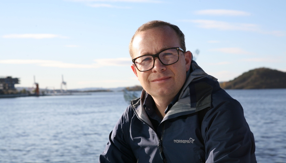 Thomas Sørbø har som hovedoppgave å hjelpe speditører og vareeiere med å revidere fakturaer for å unngå tap på sjøfrakt. Han bistår kunden med å løse et problem innen containershipping-industrien slik at de ikke betaler for mye som følge av overfakturering. Foto: Per Dagfinn Wolden