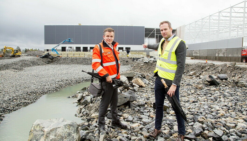 Ruben Krantz i NREP Logicenters (til venstre) og adm. direktør i NTEX, Andreas Nikolic, på vei for å ta det nye bygget i nærmere øyesyn.