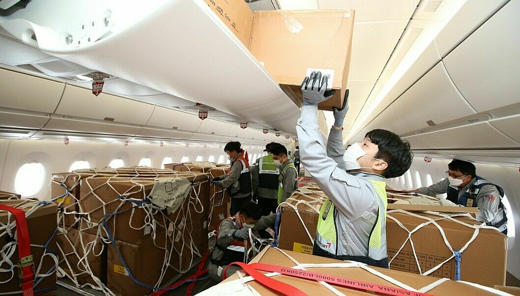 Når kapasiteten økes ved å omgjøre passasjerfly til fraktefly, blir håndteringen arbeidsintensiv. (Foto: Airbus)