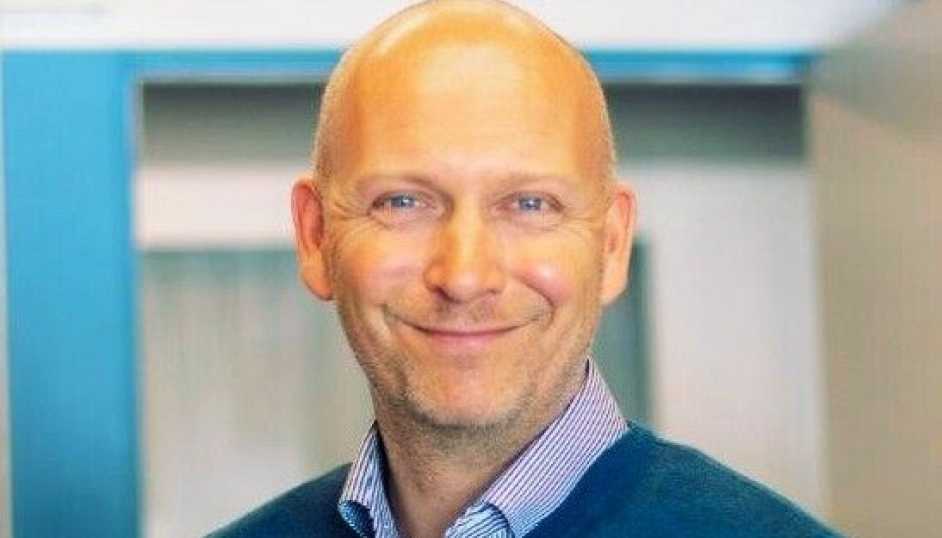 Ass. direktør for utland i PostNord Norge, Christopher Østby Andersen frister nå norske eksportbedrifter med pakkesendinger til Europa..
