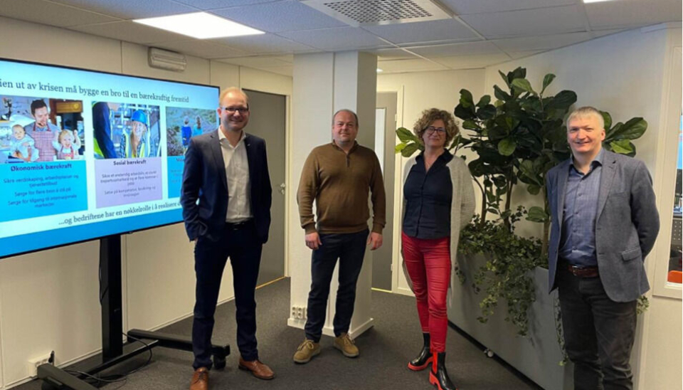 Årsmøte og medlemsmøte var digitalt og måtte hybrid-avvikles. Men noen var fysisk tilstede: (F.v.) Daniel Bjarmann-Simonsen, regiondirektør i NHO, Rune Saltnes, Brækkans Ekspedisjon, Adrianne Ubeda, og Alf Øverli, Rana Industriterminal. (Foto: NHO Nordland)