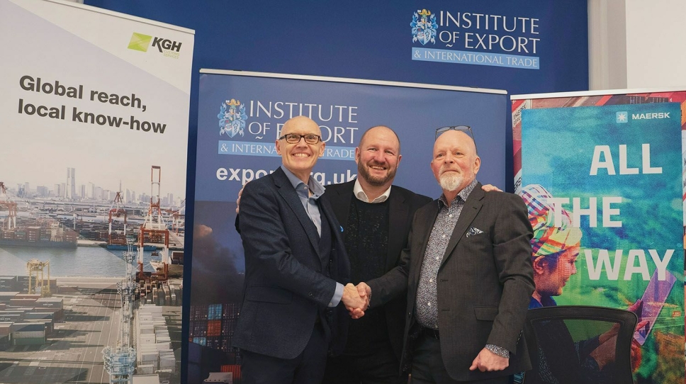 Plattformen Global Customs Academy ble lansert på en offisiell seremoni i Westminster, Storbritannia, 22. februar. Fra venstre: Marco Forgione, Lars Karlsson og Patrik Heinesson. (Maersk)