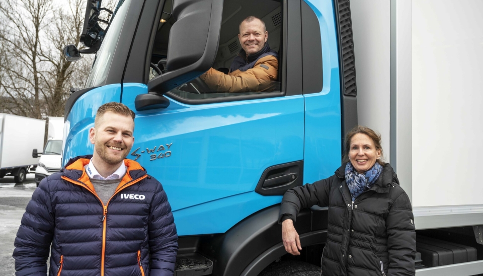 Rune Hammer (Key Account Manager i Iveco Norge) overleverte den første S-Way 340 NP gassbilen til teknisk sjef Roy Gulbrandsen og assisterende direktør for bærekraft May-Kristin Solberg Willoch i PostNord.