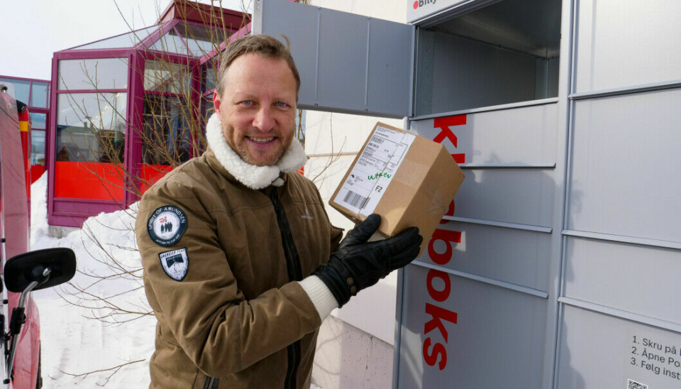 Pressesjef Kenneth Tjønndal Pettersen i Posten Norge lanserer pakkebokser i netthandelens mekka. (Foto: Tore Hole Oksnes, Posten)