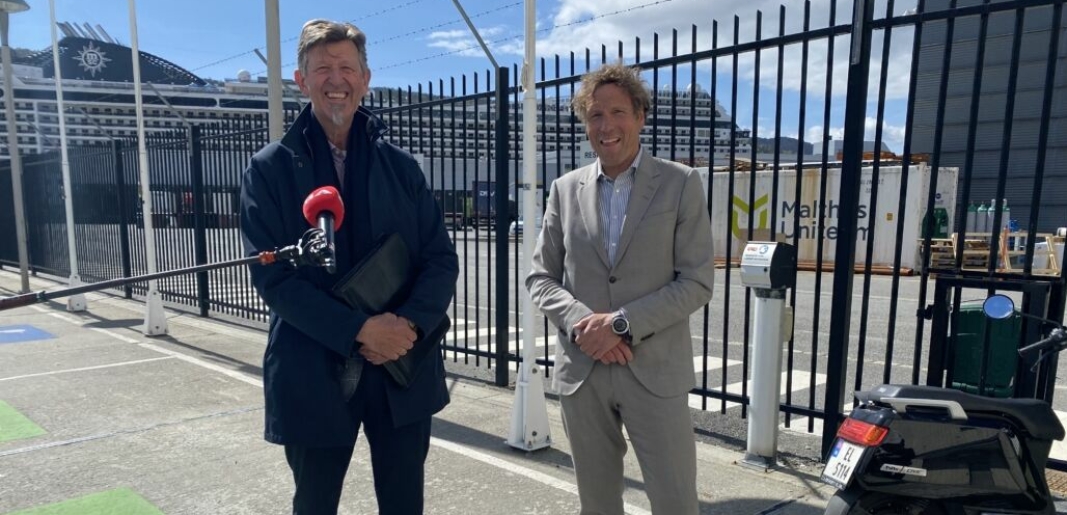 Styreleder Geir Kristoffer Vassdal (t.v.) ser fram til å få Michal Forland som ny havnedirektør i Bergen. (Foto: Bergen havn)