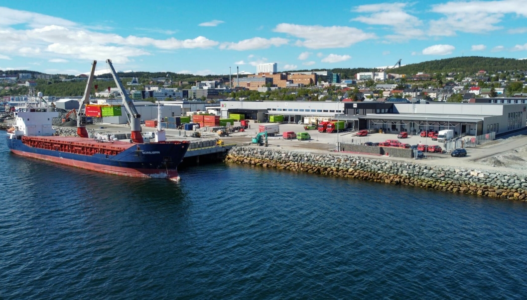 Posten og Bring har i dag åpnet sitt nye logistikksenter i Tromsø. Det blir Postens største anlegg i Nord-Norge og omfatter også en ny kai til godsbåten som seiler i regulær trafikk til Svalbard.