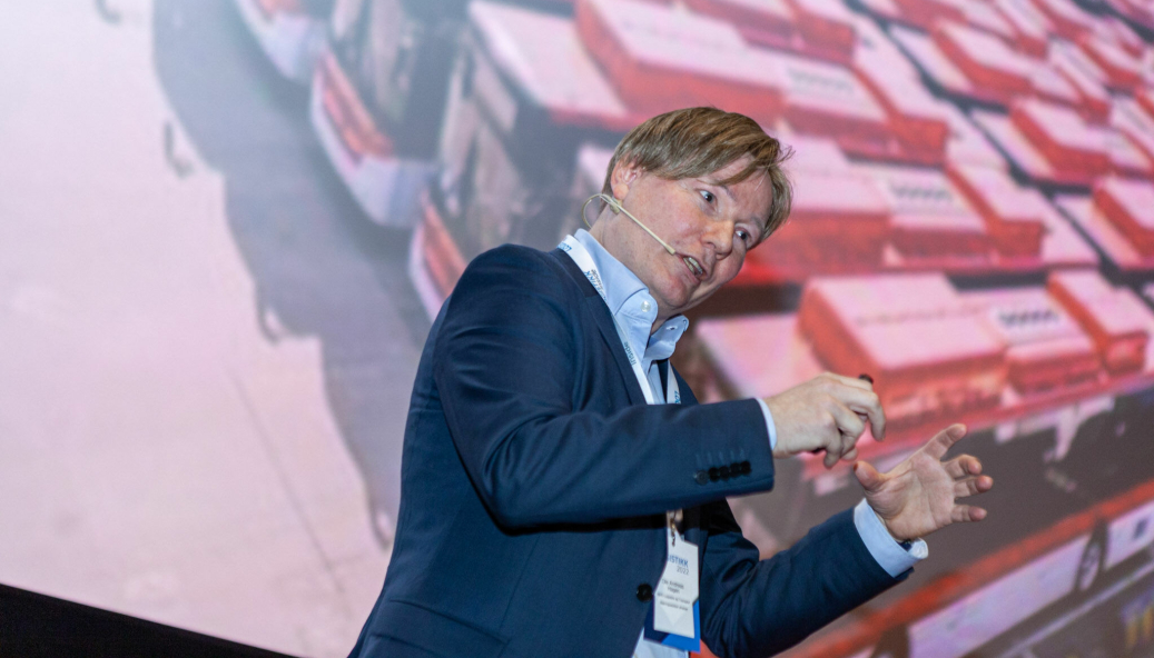 NHO LTs næringspolitiske direktør, Ole Andreas Hagen, hadde fokus på konsekvenser og utfordringer for bransjen da han innledet på Logistikk 2022 denne uken. (Foto: Nativ Media)
