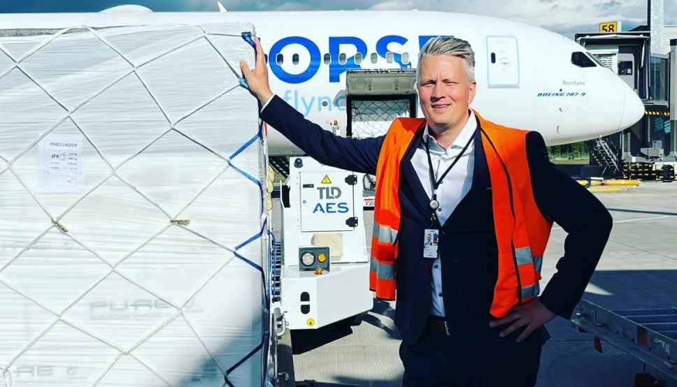 Norse Atlantic Airways sendte tirsdag kveld av gårde sin første flight til New York. Det var en gledens dag også for Avinors flyfraktsjef, Martin Langaas. – Flyet var fylt opp med fersk norsk sjømat, takket være god innsats fra OSCC (Roy Skredderberget) og WGH (Kjell Ivar Maudal), forteller Avinors flyfraktsjef Martin Langaas til Logistikk Inside.