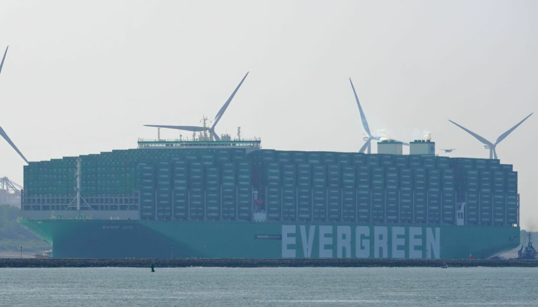 Evergreen på topp blant de ti store containerrederi-gigantene. Her Ever Ace i Rotterdam Havn. (Foto: kees torn)