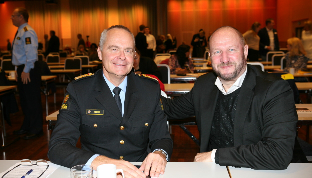 Her er Lars Karlsson sammen med tolldirektør Øystein Børmer på Tolldagen 2021. Foto: Per Dagfinn Wolden
