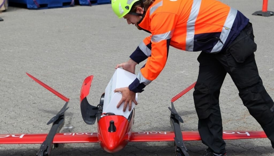Sammen med droneleverandøren RIgiTech og droneoperatørselskapet Holo tester DSV vruk av autonome droner for levering av reservedeler til Ørsteds havvindplattformer offshore.
