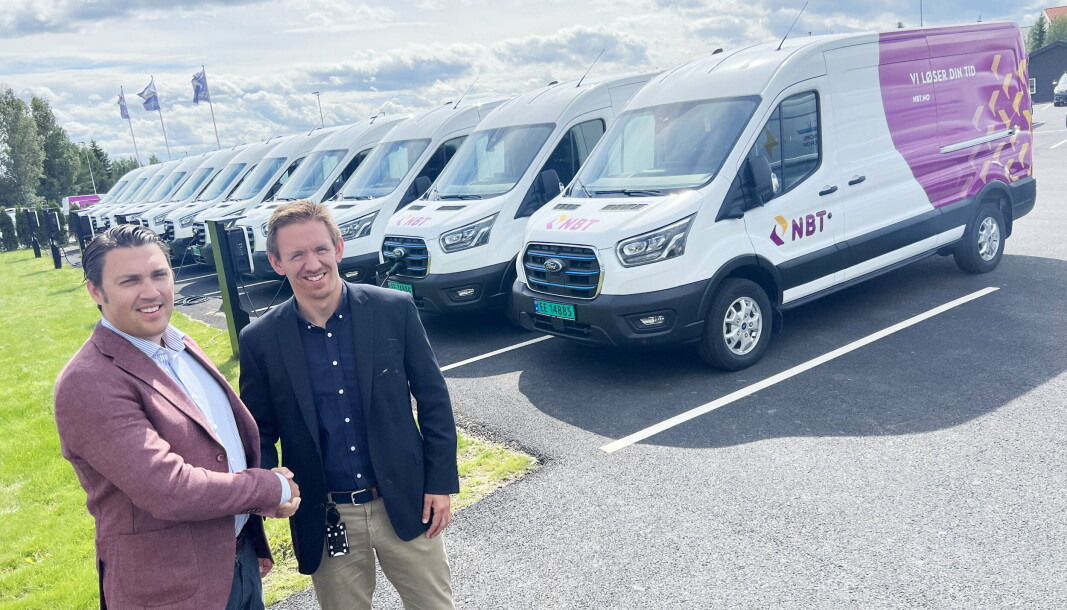 STORORDRE: Daglig leder Christian Narmo i NBT (f.v.) mottok tidligere i august de første 11 av 70 Ford E-Transit fra salgssjef Kenneth Skjønhaug i Autoplan AS på Løten. STORORDRE: Daglig leder Christian Narmo i NBT (f.v.) mottok tidligere i august de første 11 av 70 Ford E-Transit fra salgssjef Kenneth Skjønhaug i Autoplan AS på Løten.