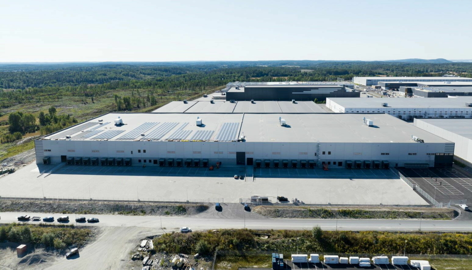DSV Solutions nye lager i Vestby er så vidt tatt i bruk. Helt bak til høyre sees det automatiserte lageret som DSV Solutions flyttet inn i for to år siden.