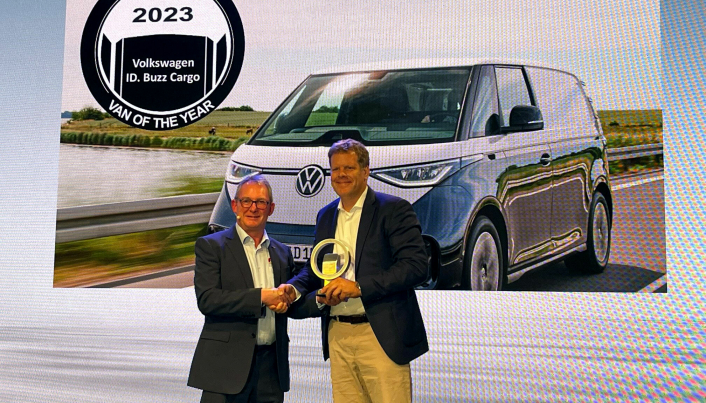 Juryformann Jarlath Sweeney (t.v.) overrakte trofeet til VWs nyttekjøretøysjef Carsten Intra i Hannover.
