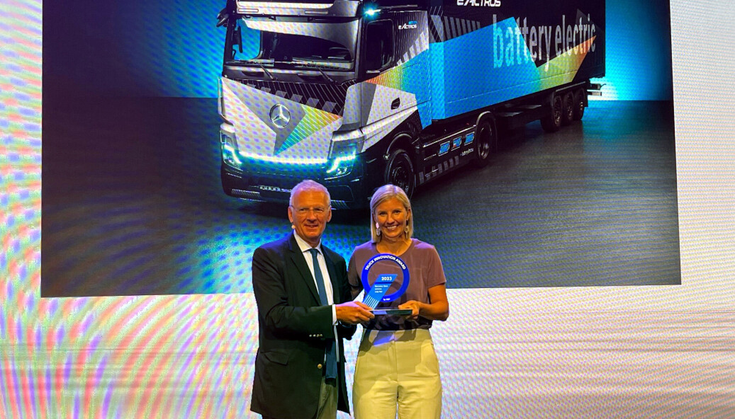 Juryformann Gianenrico Griffini overrakte Truck Innovation award 2023 til Sjefen for Mercedes-Benz Trucks, Karin Rådström, i Hannover i kveld i forbindelse med IAA Transportation. Juryformann Gianenrico Griffini overrakte Truck Innovation award 2023 til Sjefen for Mercedes-Benz Trucks, Karin Rådström, i Hannover i kveld i forbindelse med IAA Transportation.