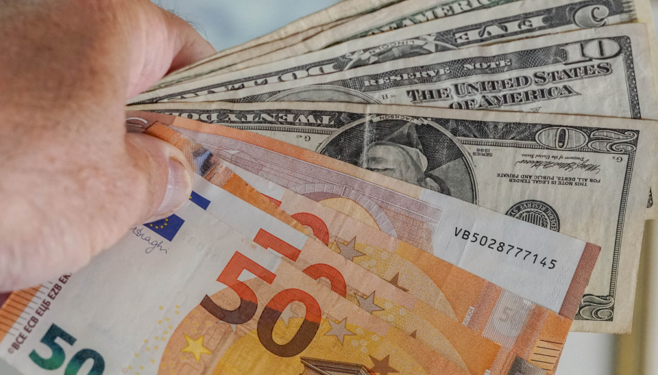 Den amerikanske dollaren står rekordhøyt i kurs sammenlignet med euro. Dagens beslutning om å øke styringsrenten i USA bidrar ikke til å svekke styrkeforholdet.